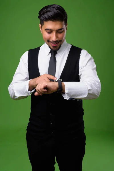 Giovane uomo d'affari iraniano barbuto sullo sfondo verde — Foto Stock