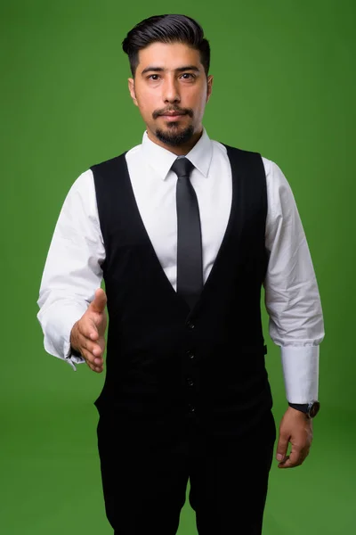 若い髭を生やしたイラン人ビジネスマンが緑を背景に — ストック写真