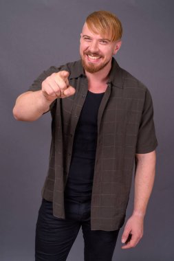 Gri arka planda sarı saçlı sakallı adam.