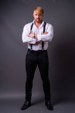 Gri arka planda sarı saçlı sakallı adam.