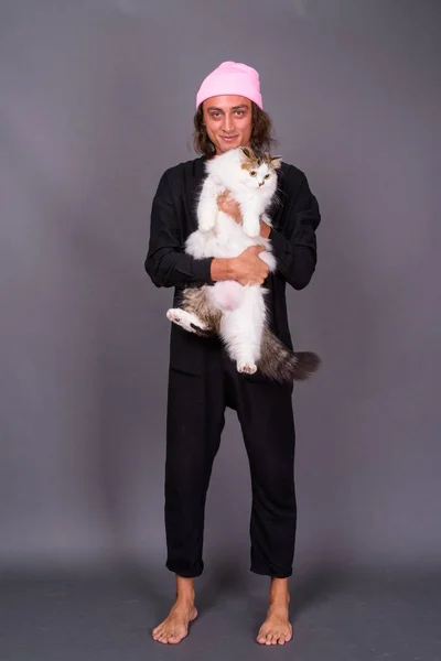 Portret van de jonge man houden van Perzische kat — Stockfoto