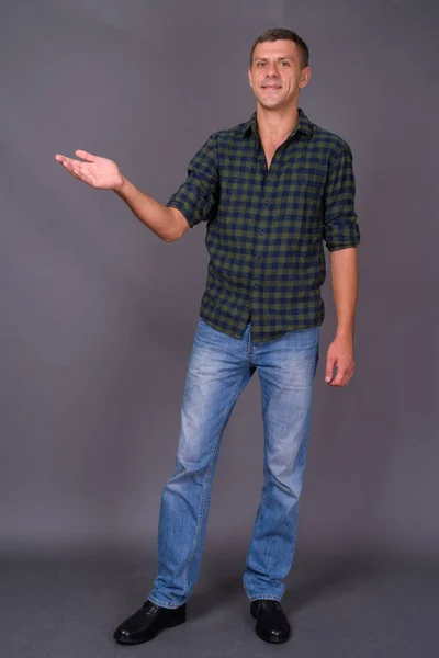 Bonito homem com cabelo curto contra fundo cinza — Fotografia de Stock