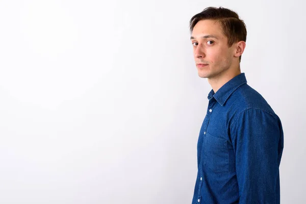 Estúdio tiro de homem bonito jovem olhando para a câmera contra whit — Fotografia de Stock