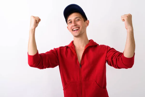 Estúdio tiro de feliz jovem bonito homem sorrindo e olhando exci — Fotografia de Stock