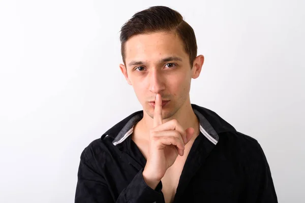 Genç yakışıklı adamın dudaklarında parmak kadar yakın ve gömlek ope — Stok fotoğraf