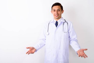 Stüdyo çekim sırasında görünümlü conf gülümseyen genç mutlu adam doktor