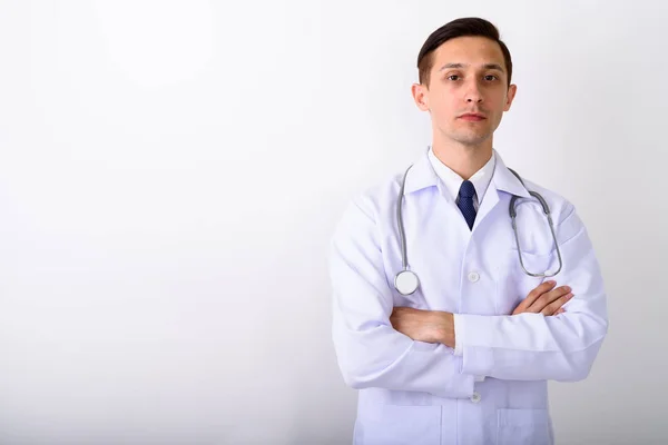 Estudio de un joven guapo doctor con los brazos cruzados de nuevo —  Fotos de Stock