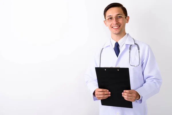 Studio colpo di giovane felice uomo medico sorridente e tenendo clipbo — Foto Stock