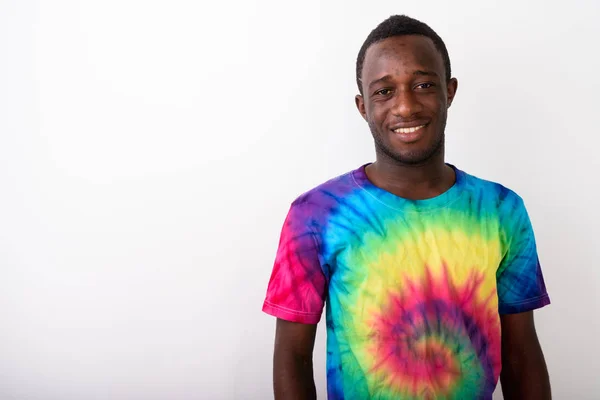 Estudio de tiro de joven negro africano hombre sonriendo contra blanco bac — Foto de Stock