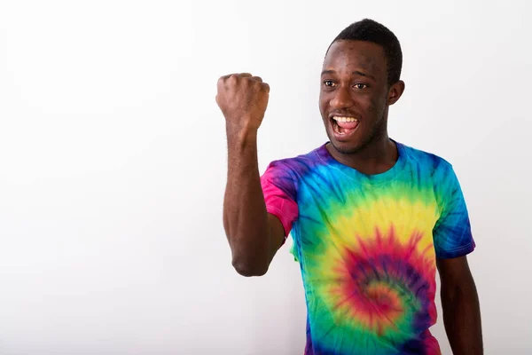 Studio colpo di giovane felice nero africano uomo con braccio sollevato loo — Foto Stock