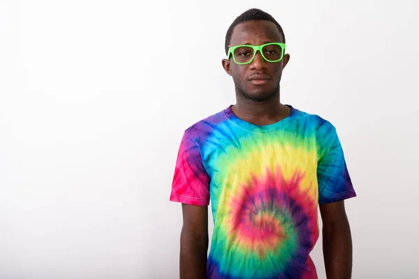 Estudio disparo de joven negro africano hombre usando colorido camisa un — Foto de Stock