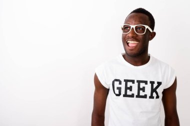 Gülümseyen genç mutlu siyah Afrika inek adam stüdyo çekim ve lo