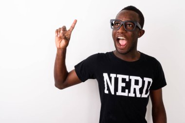Büyük IDE adamla genç mutlu siyah Afrika geek stüdyo çekim