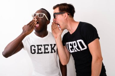 Dinleme ve seyir siyah Afrika Geek delikanlı stüdyo çekim