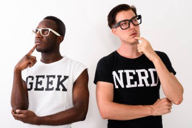 Genç, düşünceli Afrikalı İnek ve Avrupalı İnek bir adamın beyaz arka planla ilgili düşünceleri.