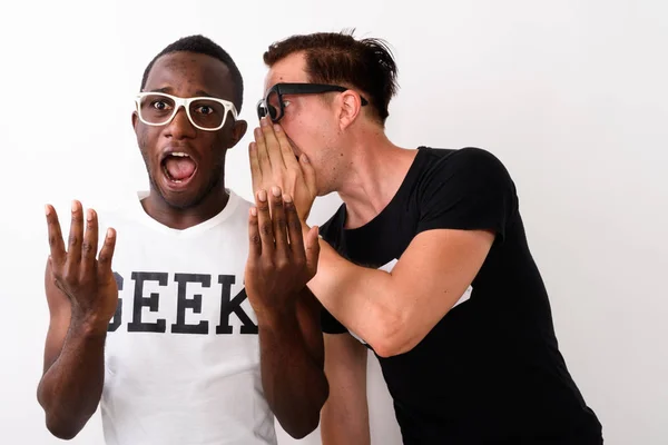 Estudio de la toma de joven negro africano Geek hombre escuchando mientras Euro —  Fotos de Stock