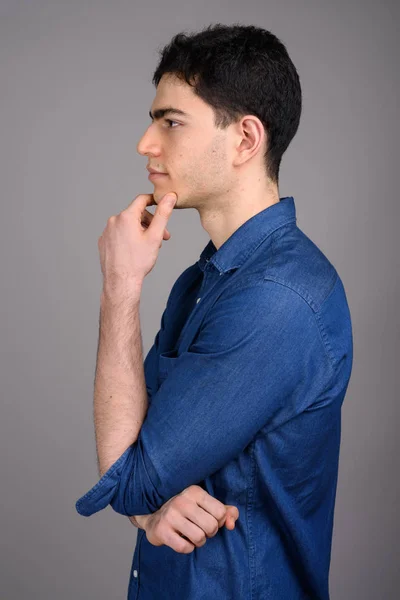 Retrato de joven hombre de negocios guapo sobre fondo gris — Foto de Stock