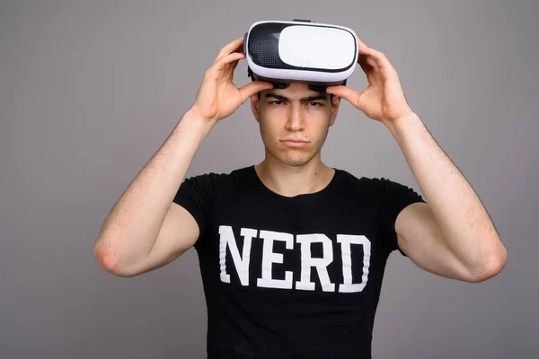 Fiatal jóképű kocka férfi visel virtuális valóság headset — Stock Fotó