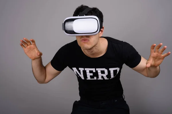 Jovem bonito nerd homem vestindo virtual realidade fone de ouvido — Fotografia de Stock