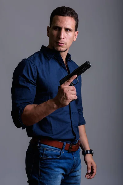 Elinde silah düşünürken ciddi işadamı portresi