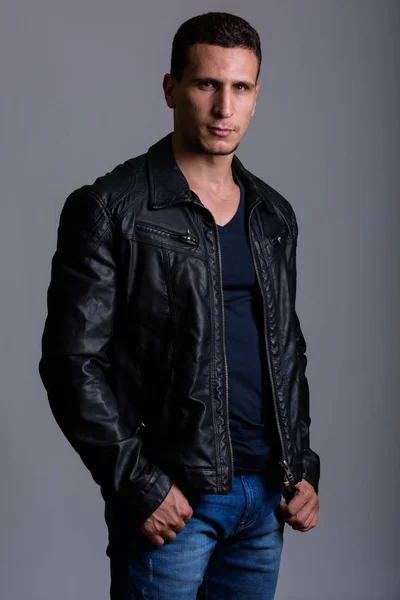 Stüdyo çekim giyen süre ayakta kas Farsça gencin