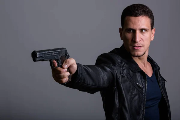 Genç kızgın kas Farsça adam ateş amaçlayan stüdyo çekim 