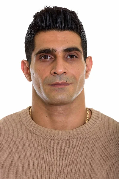 Genç kaslı İranlı adamın yüzü kameraya bakıyor.