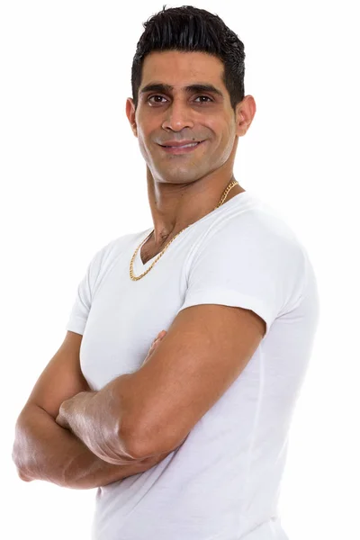 Studio shot de jeune homme persan heureux souriant avec les bras croisés — Photo