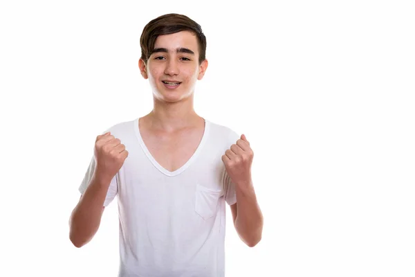 Estúdio tiro de jovem feliz adolescente persa sorrindo enquanto loo — Fotografia de Stock