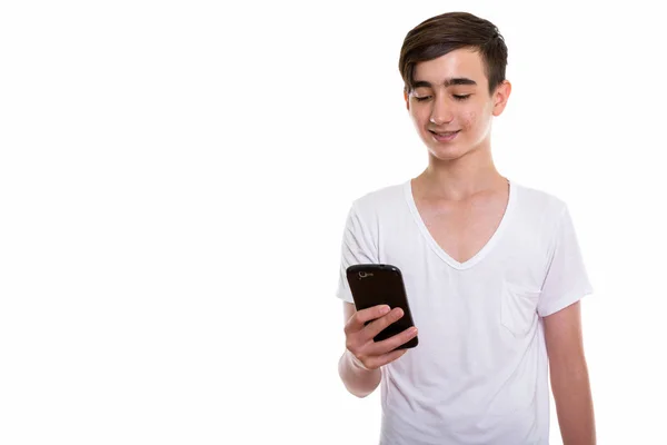 Estúdio tiro de jovem feliz adolescente persa sorrindo enquanto usi — Fotografia de Stock