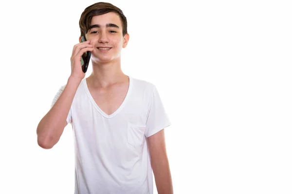 Studioaufnahme eines jungen glücklichen persischen Teenagers, der lächelt, während er — Stockfoto