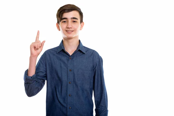 Estúdio tiro de jovem feliz adolescente persa sorrindo enquanto poi — Fotografia de Stock