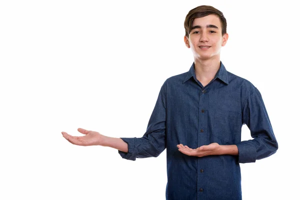 Estudio disparo de joven feliz adolescente persa sonriendo mientras sho — Foto de Stock