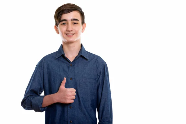 Studioaufnahme eines jungen glücklichen persischen Teenagers, der lächelt, während er sich gibt — Stockfoto