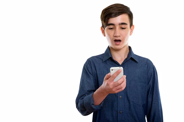 Studioaufnahme von jung hübsch persisch teenager junge using mobile p — Stockfoto