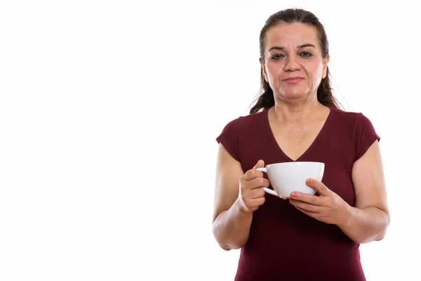 成熟波斯女人拿着咖啡杯的演播室照片 — 图库照片