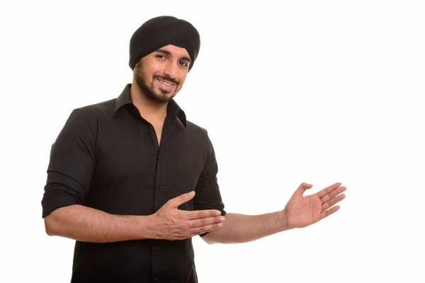 Portret młodego szczęśliwym człowiekiem Indian Sikh Wyświetlono coś — Zdjęcie stockowe