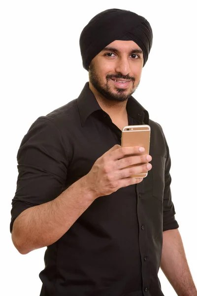 Jeune Sikh indien heureux tenant téléphone mobile — Photo