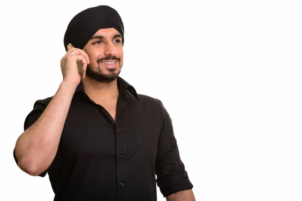 Jeune Sikh indien heureux parlant sur téléphone mobile — Photo