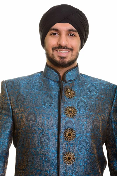 Młody Sikh Indian szczęśliwy uśmiechający się nosić tradycyjne stroje — Zdjęcie stockowe