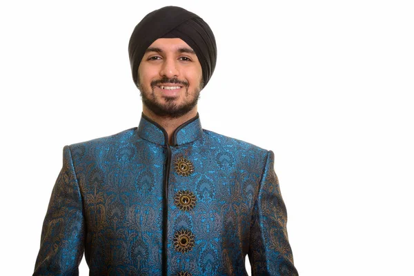 Joven feliz indio Sikh sonriendo usando ropa tradicional —  Fotos de Stock