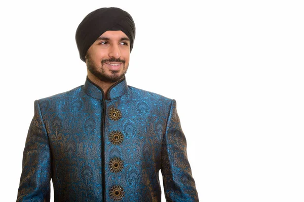 Jovens felizes indianos Sikh pensando enquanto vestindo pano tradicional — Fotografia de Stock