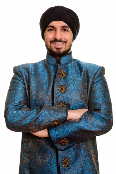 Jovem feliz indiana Sikh sorrindo vestindo roupas tradicionais — Fotografia de Stock