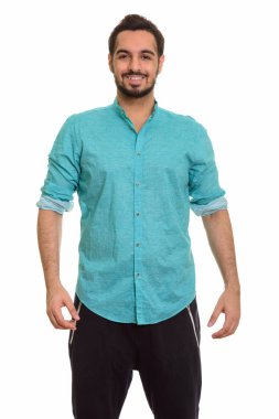 Gülümseyen ve kameraya bakarak mutlu Hint delikanlı