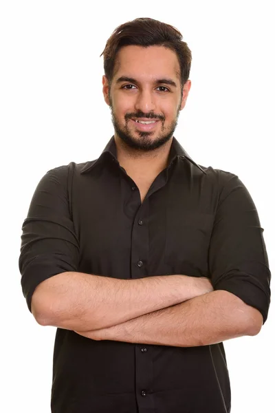 Jovem homem indiano feliz sorrindo com os braços cruzados — Fotografia de Stock