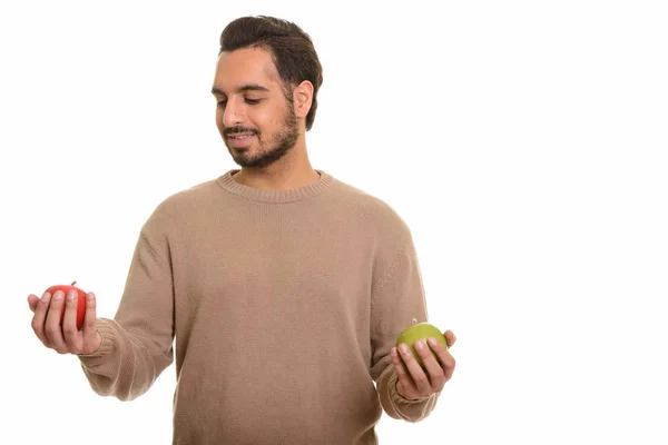 Щасливий індіанець вибирає між червоним і зеленим яблуком. — стокове фото