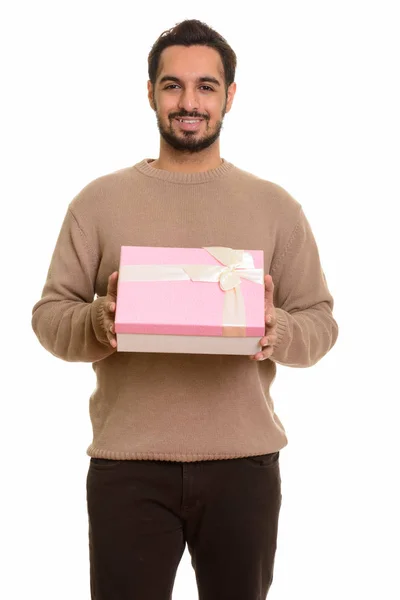 Jovem homem indiano feliz segurando caixa de presente pronto para Valentines da — Fotografia de Stock