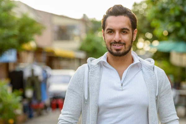 Portrait de jeune homme indien heureux souriant à l'extérieur — Photo