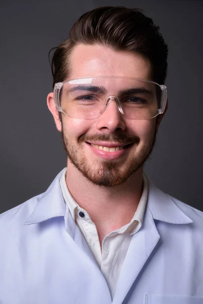 Mladý pohledný vousatý muž lékař nosit ochranné brýle aga — Stock fotografie