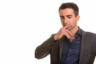 Beyaz arka planda genç ve yakışıklı İranlı işadamının portresi